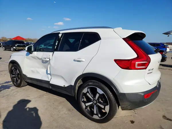 YV4162UK4N2790714 2022 VOLVO XC40 - Image 2