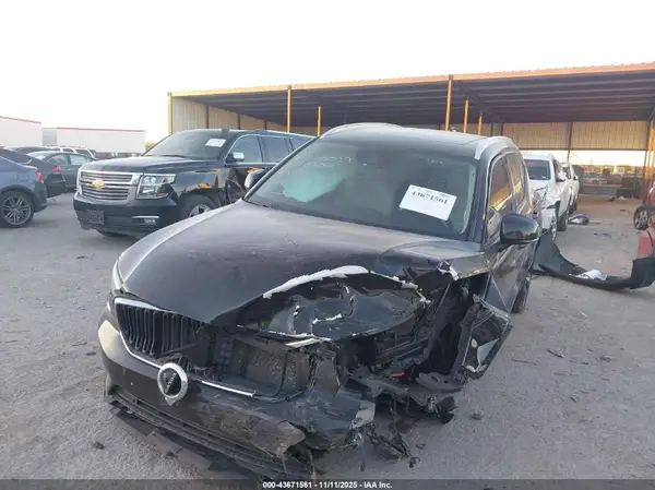 YV4162UK5M2570304 2021 VOLVO XC40 - Image 2