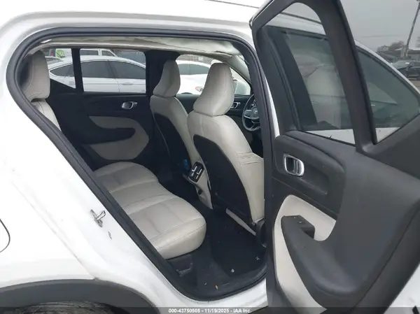 YV4162UK7K2101924 2019 VOLVO XC40 - Image 8