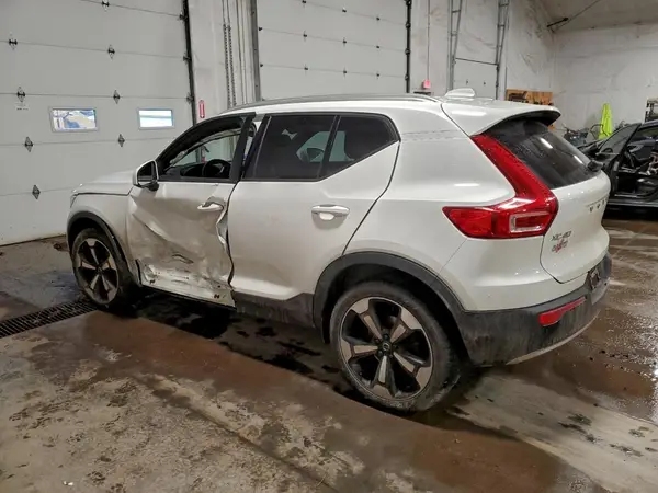 YV4162UK8K2142160 2019 VOLVO XC40 - Image 2