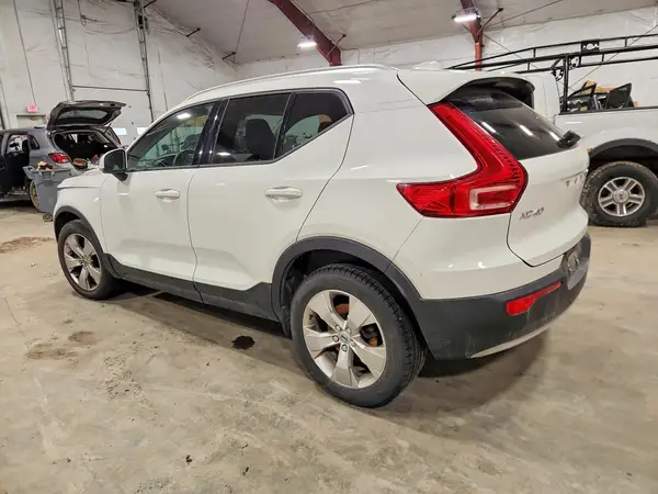 YV4162UK8L2173460 2020 VOLVO XC40 - Image 2