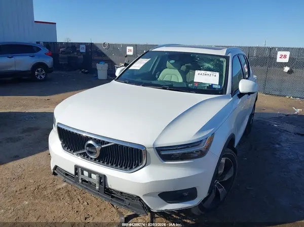 YV4162UK8M2415214 2021 VOLVO XC40 - Image 2