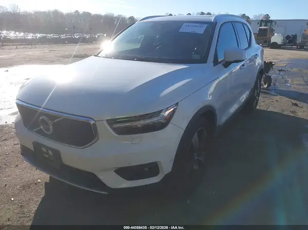 YV4162UK9K2153975 2019 VOLVO XC40 - Image 2