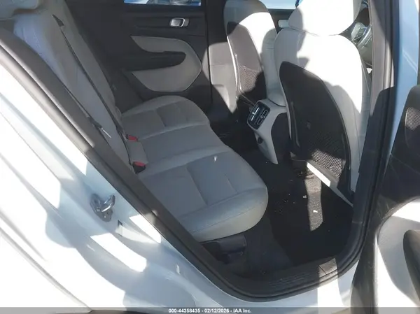 YV4162UK9K2153975 2019 VOLVO XC40 - Image 8