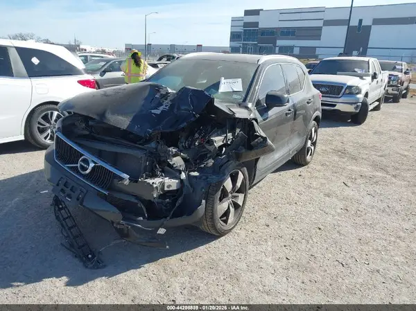 YV4162UK9L2310258 2020 VOLVO XC40 - Image 2