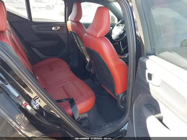 YV4162UK9L2310258 2020 VOLVO XC40 - Image 8