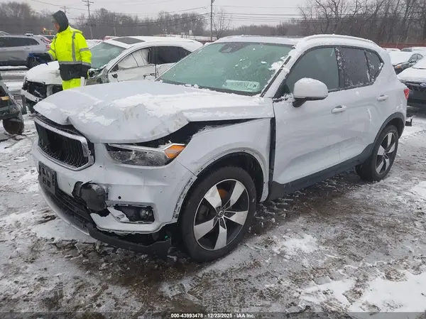 YV4162UK9M2471033 2021 VOLVO XC40 - Image 2
