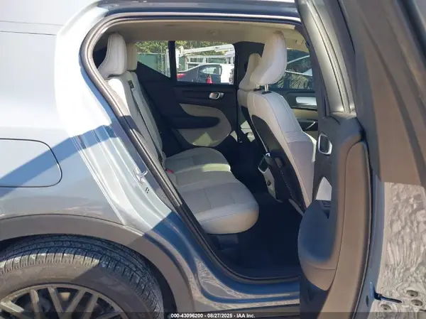 YV4162UKXL2188073 2020 VOLVO XC40 - Image 8