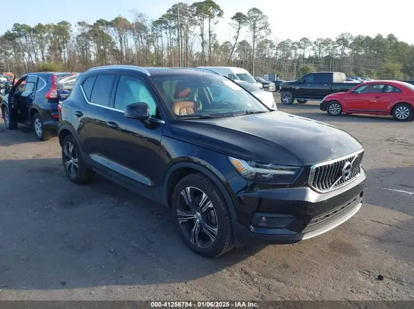YV4162UL0M2457000 2021 VOLVO XC40 - Image 1