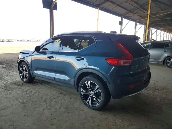 YV4162UL0M2582028 2021 VOLVO XC40 - Image 2