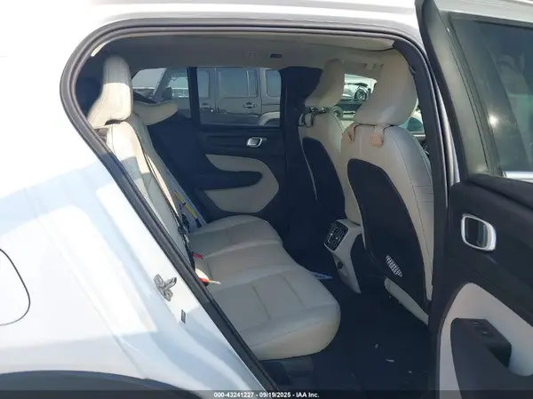 YV4162UL2K2055797 2019 VOLVO XC40 - Image 8