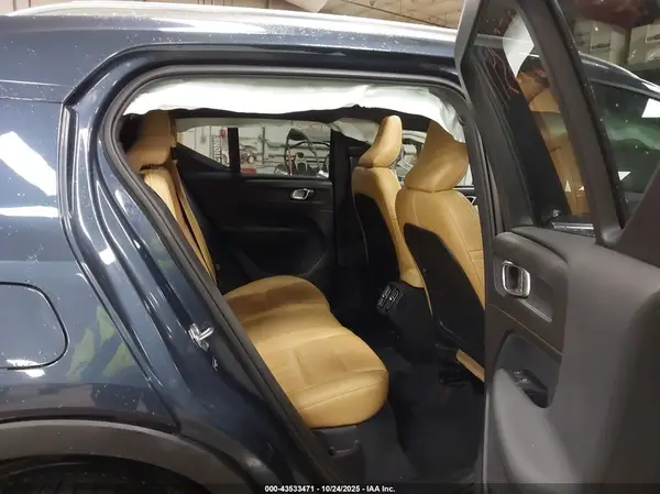 YV4162UL2N2642246 2022 VOLVO XC40 - Image 8