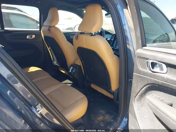 YV4162UL3K2107020 2019 VOLVO XC40 - Image 8