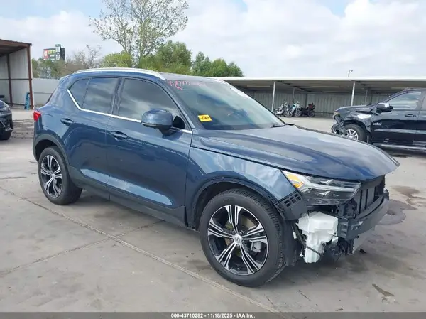 YV4162UL4N2697409 2022 VOLVO XC40 - Image 1
