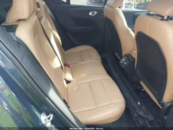 YV4162UL6L2210675 2020 VOLVO XC40 - Image 8