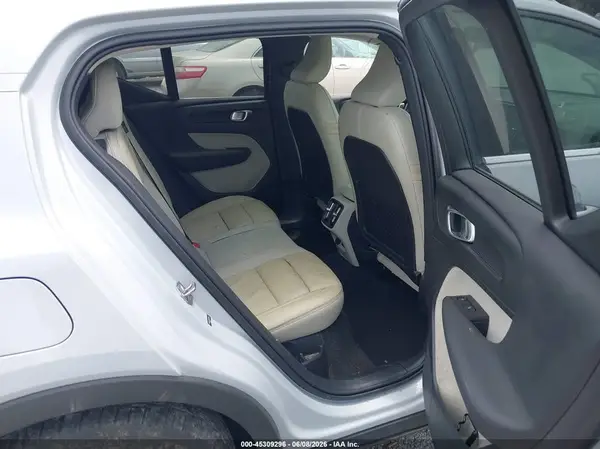 YV4162UL6N2641875 2022 VOLVO XC40 - Image 8