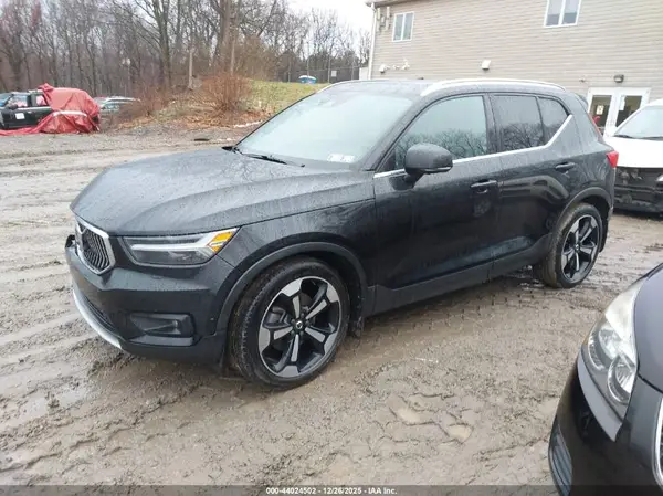 YV4162UL7K2082512 2019 VOLVO XC40 - Image 2