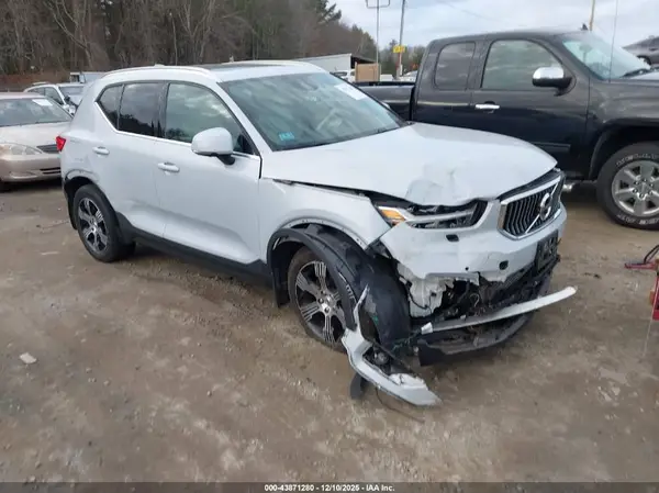 YV4162UL7N2708046 2022 VOLVO XC40 - Image 1