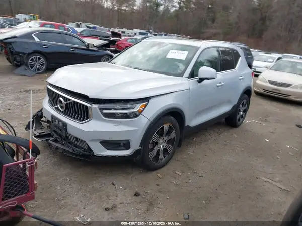 YV4162UL7N2708046 2022 VOLVO XC40 - Image 2