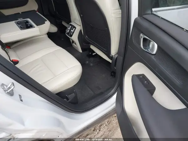 YV4162UL7N2708046 2022 VOLVO XC40 - Image 8