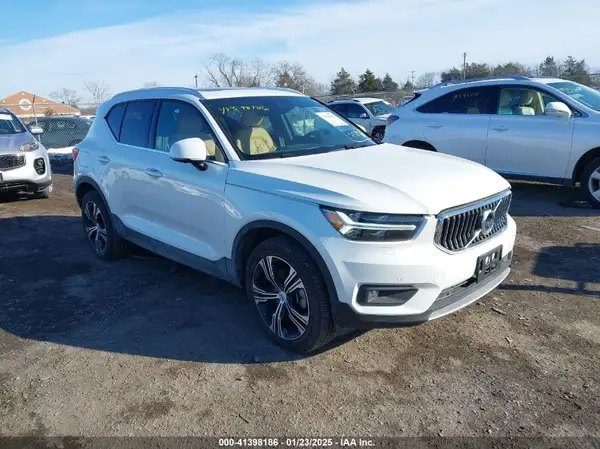 YV4162UL7N2738924 2022 VOLVO XC40 - Image 1