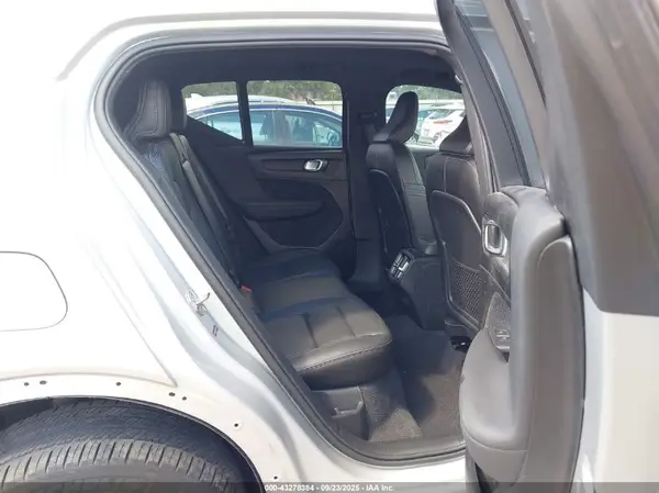YV4162UL8K2097844 2019 VOLVO XC40 - Image 8