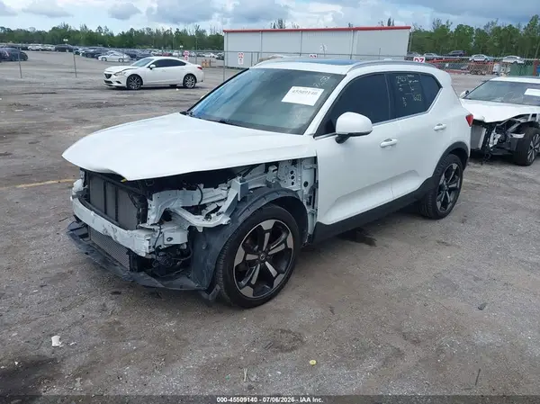 YV4162UL9K2134741 2019 VOLVO XC40 - Image 2