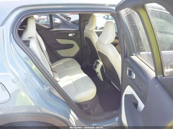 YV4162UL9L2338022 2020 VOLVO XC40 - Image 8