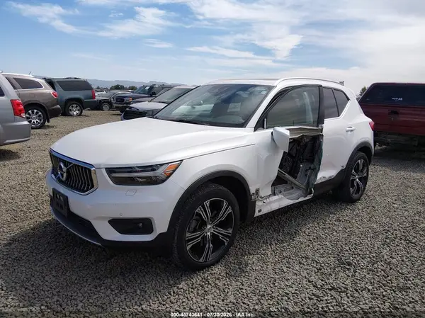 YV4162UL9N2651803 2022 VOLVO XC40 - Image 2