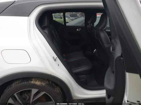 YV4162UM0L2348110 2020 VOLVO XC40 - Image 8