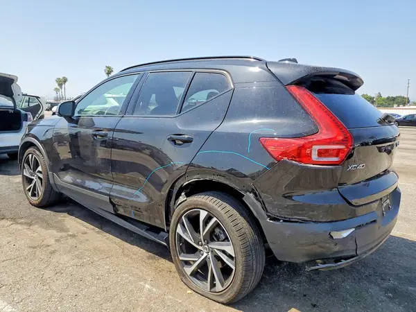 YV4162UM0M2449245 2021 VOLVO XC40 - Image 2