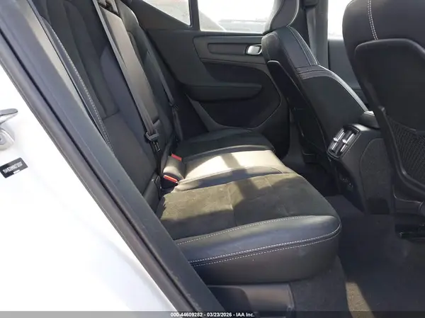 YV4162UM0N2739387 2022 VOLVO XC40 - Image 8