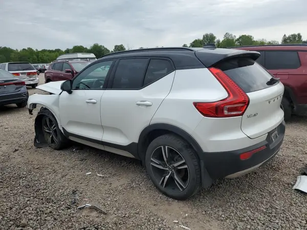 YV4162UM0N2740586 2022 VOLVO XC40 - Image 2