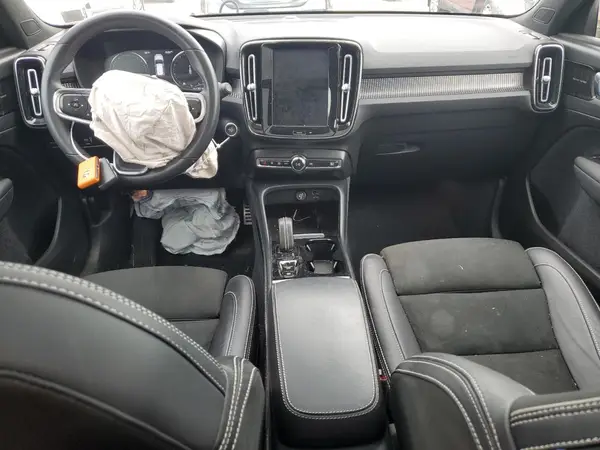 YV4162UM0N2740586 2022 VOLVO XC40 - Image 8