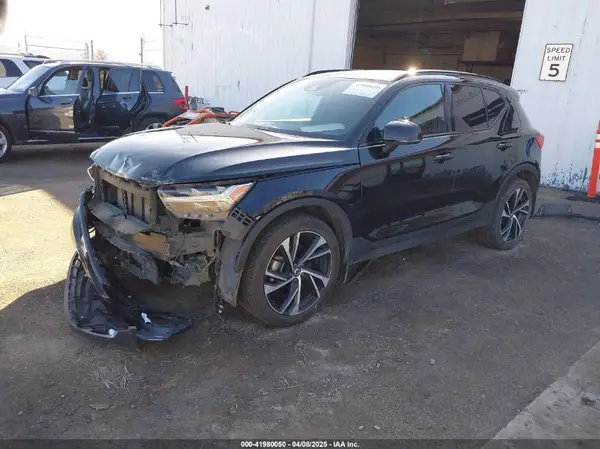 YV4162UM1K2106120 2019 VOLVO XC40 - Image 1