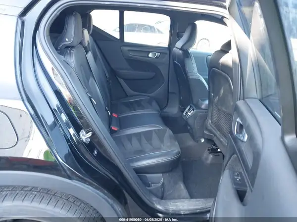YV4162UM1K2106120 2019 VOLVO XC40 - Image 8