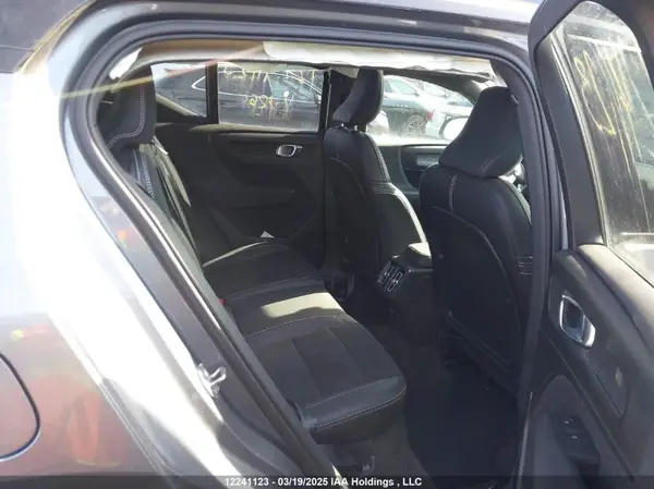 YV4162UM1K2126030 2019 VOLVO XC40 - Image 8