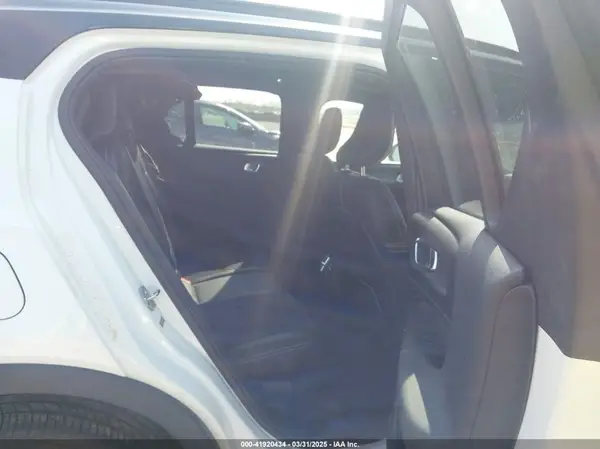 YV4162UM1K2156273 2019 VOLVO XC40 - Image 8