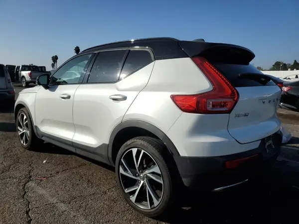 YV4162UM1L2246315 2020 VOLVO XC40 - Image 2