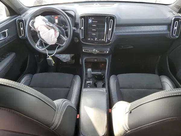 YV4162UM1L2246315 2020 VOLVO XC40 - Image 8