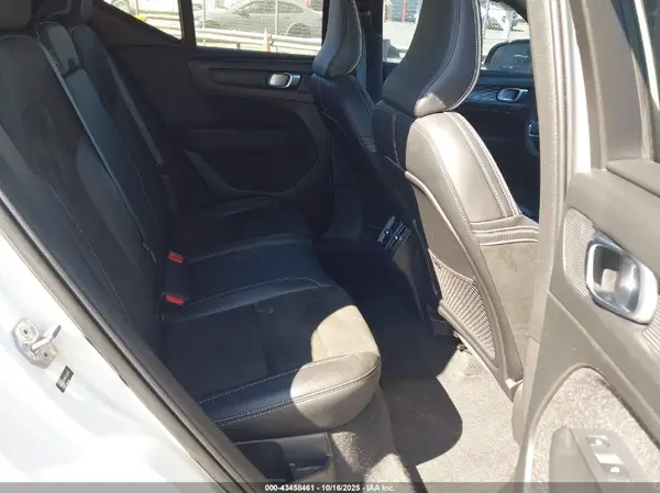 YV4162UM1M2404976 2021 VOLVO XC40 - Image 8