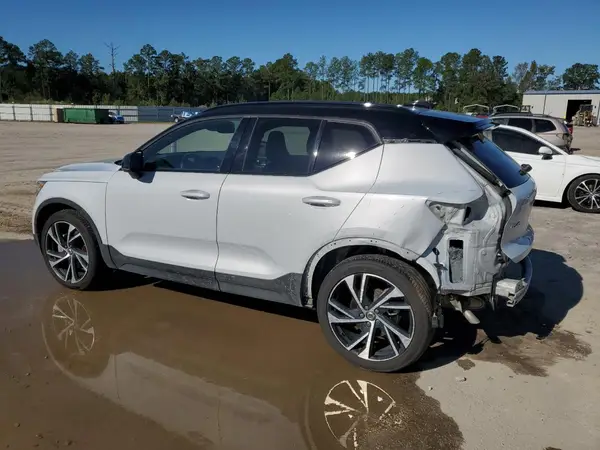 YV4162UM1N2646524 2022 VOLVO XC40 - Image 2