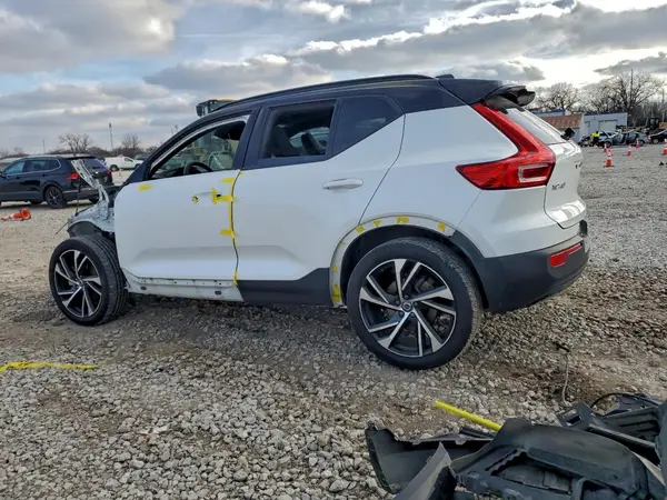 YV4162UM1N2658169 2022 VOLVO XC40 - Image 2