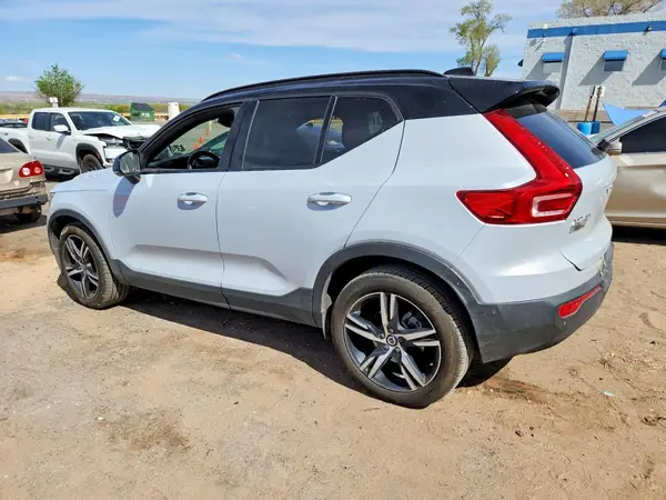 YV4162UM1N2690555 2022 VOLVO XC40 - Image 2
