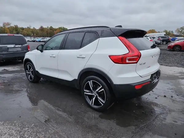 YV4162UM1N2752634 2022 VOLVO XC40 - Image 2