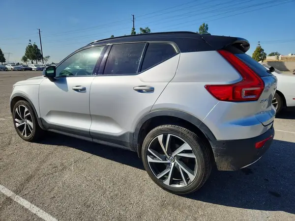 YV4162UM2K2110113 2019 VOLVO XC40 - Image 2