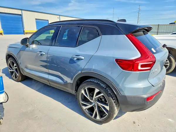 YV4162UM2M2560055 2021 VOLVO XC40 - Image 2