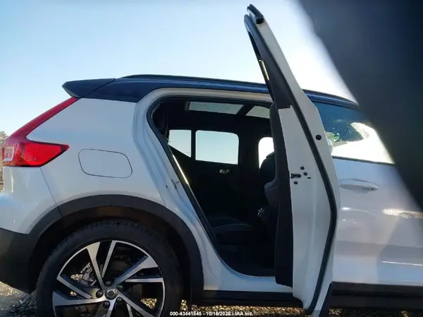 YV4162UM2M2573047 2021 VOLVO XC40 - Image 8
