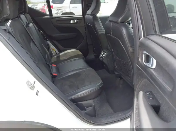 YV4162UM3K2045725 2019 VOLVO XC40 - Image 8