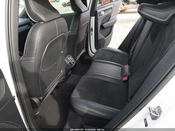 YV4162UM3M2394113 2021 VOLVO XC40 - Image 8
